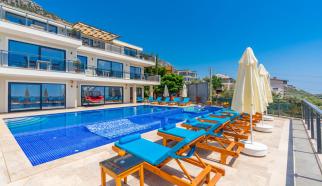 Geniş aile ve arkadaş grupları için kiralık villa,yazlık,on iki kişilik 6 yatak odalı  Villa Kral Kalkan Kördere mevkinde konumlanmış harika bir deniz manzarasına sahip villadır